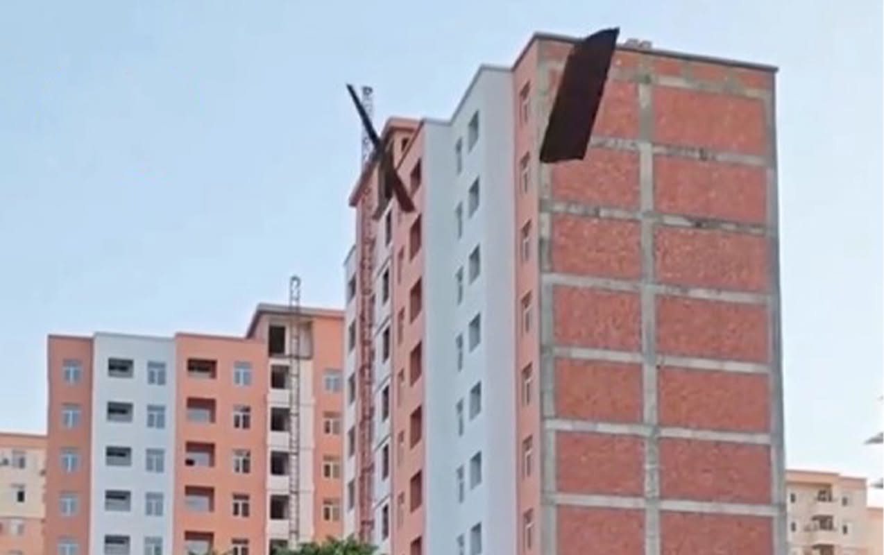 Bakıdakı küləkli havada təhlükəli anlar- VİDEO