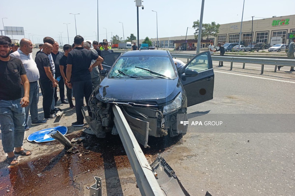 Goranboyda maşın arakəsməyə çırpıldı - Xəsarət alanlar var - FOTO