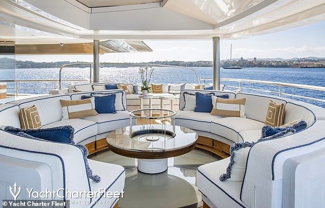 Dünya ulduzlarının dəbdəbəli yay tətili: Həftəsi 2,6 milyon funt sterlinqə üzən otel - FOTO