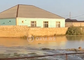 Sarayda su borusu partladı - Küçə keçilməz oldu - VİDEO