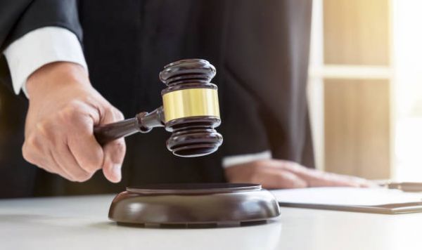 Şirkətin hesabından 37 min manat çıxaran mühasiblə bağlı QƏRAR