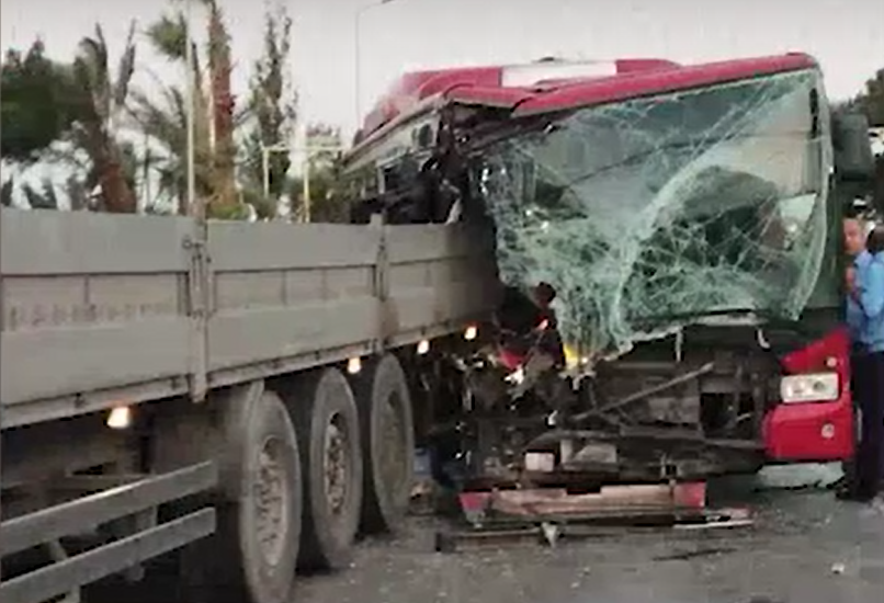 Bakıda sərnişin avtobusu yük maşınına çırpıldı - VİDEO