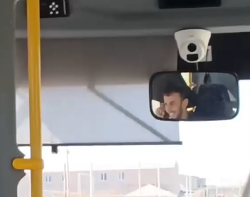 Avtobus sürücüsü sükan arxasında telefonla danışdı &ndash; Sərnişinlər narazılıq etdi - VİDEO