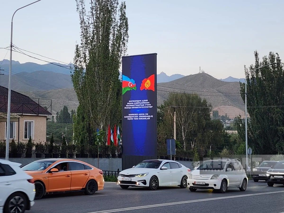 Prezidentin səfəri etdiyi şəhərdə Azərbaycan bayraqları və bannerlər quraşdırılıb