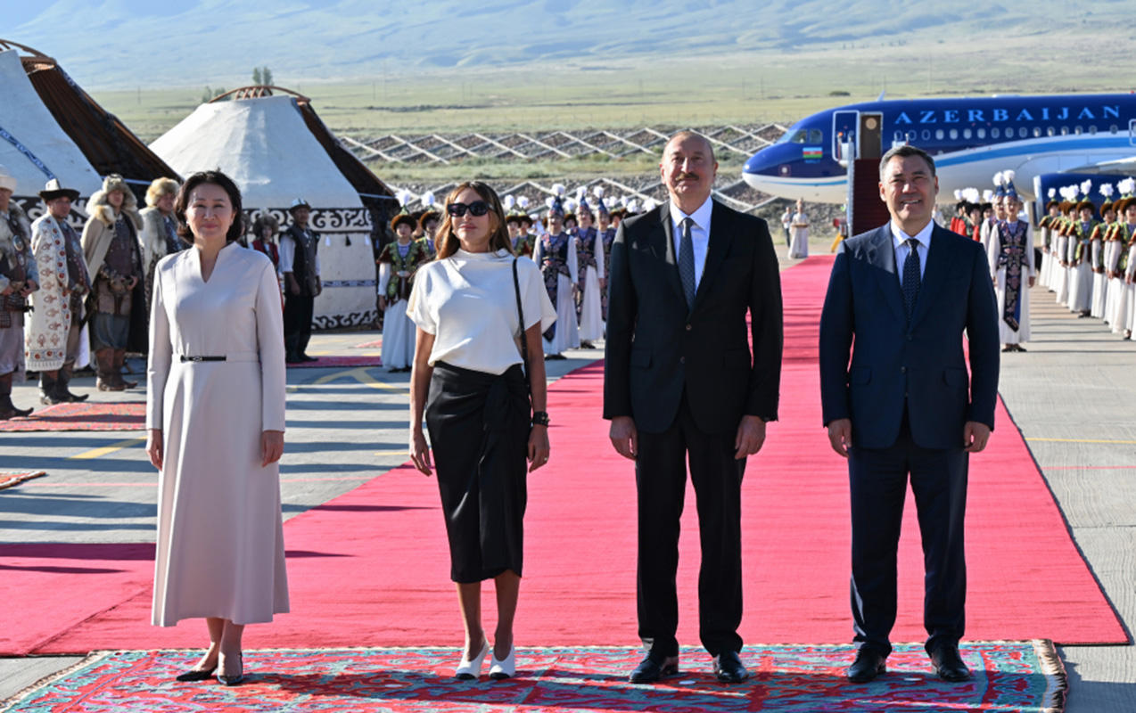 Prezident və xanımını &ldquo;Yaşa mənim xalqım&rdquo;la qarşıladılar - VİDEO