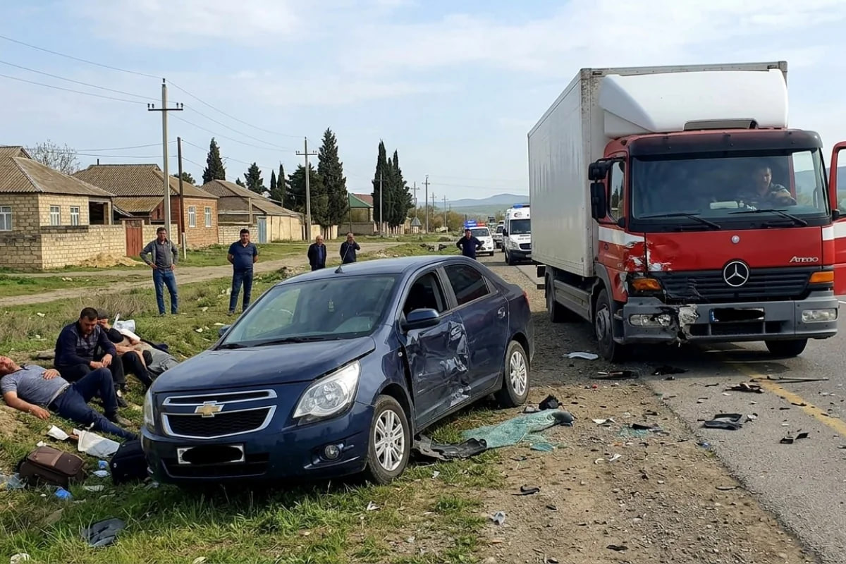 Azərbaycanda DƏHŞƏTLİ QƏZA: Yük maşınının vurduğu avtomobil piyadalara çırpıldı - Ölənlər var