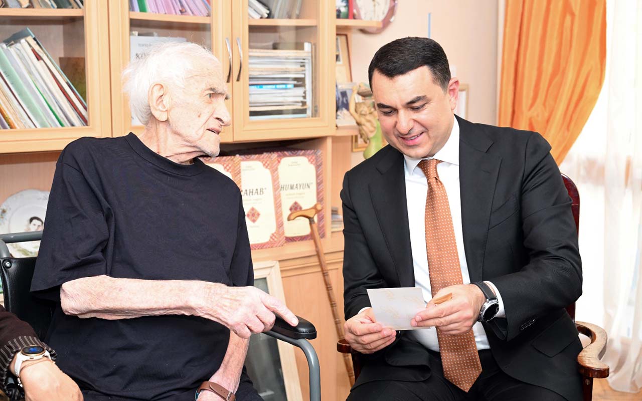 Nazir 96 yaşlı Xalq artistini evində ziyarət etdi&ndash; FOTO