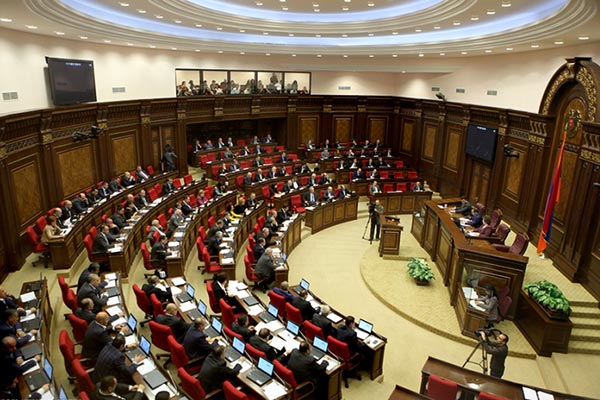 Azərbaycan əleyhinə sərt açıqlamalar verən Knyaz Həsənov Ermənistanda yeni parlamentin iclasına sədrlik edir - FOTO