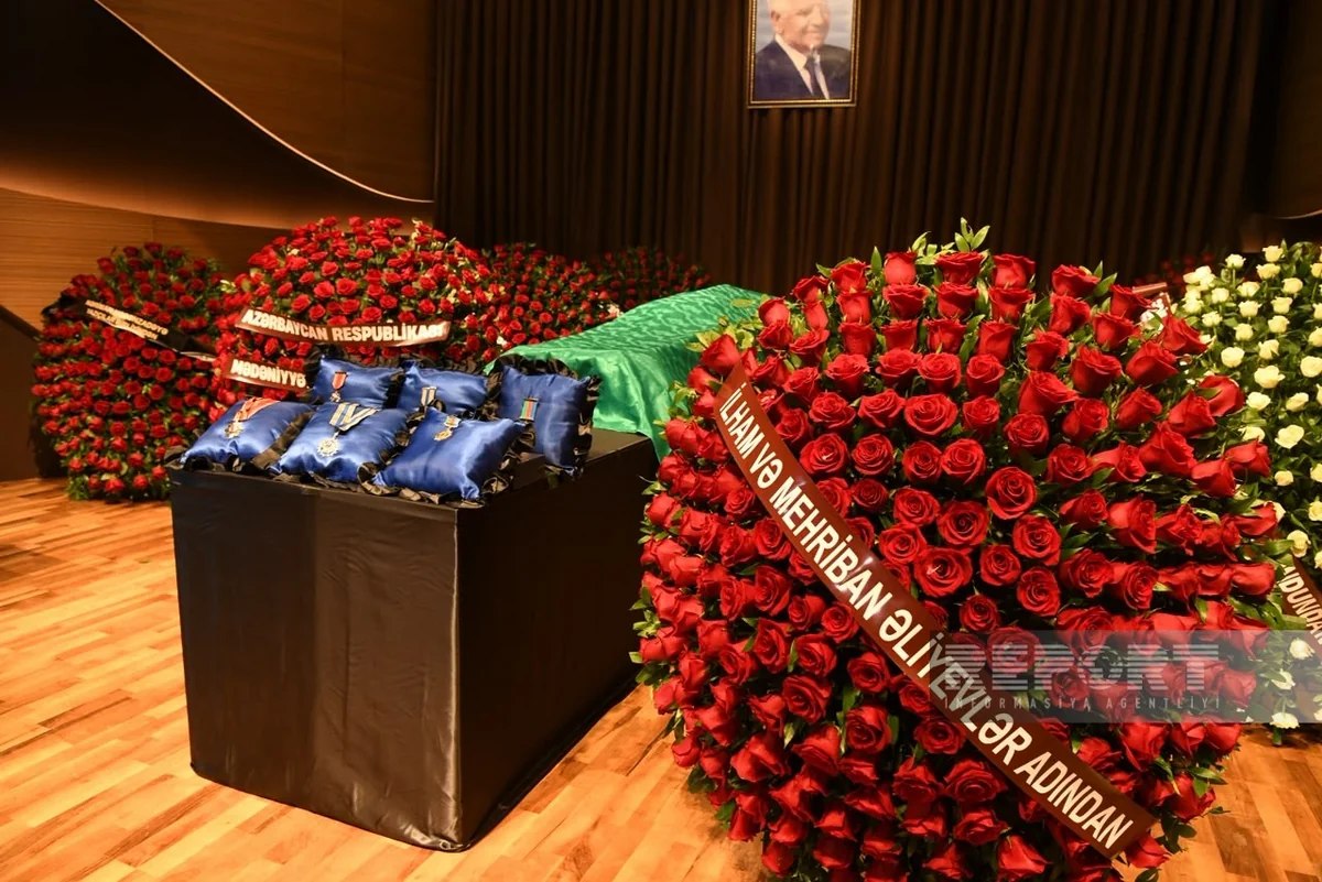 İlham Əliyev və Mehriban Əliyeva Nəriman Həsənzadənin vida mərasiminə əklil göndərib - FOTO