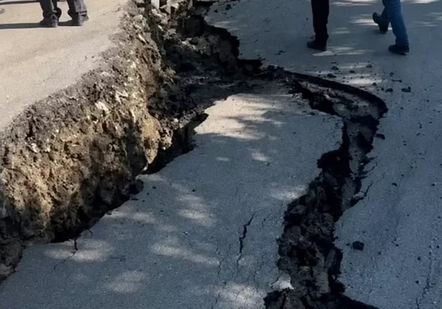 Çökən asfalt, yarılan yollar: Paytaxtdakı təhlükənin səbəbləri bəlli oldu - FOTO