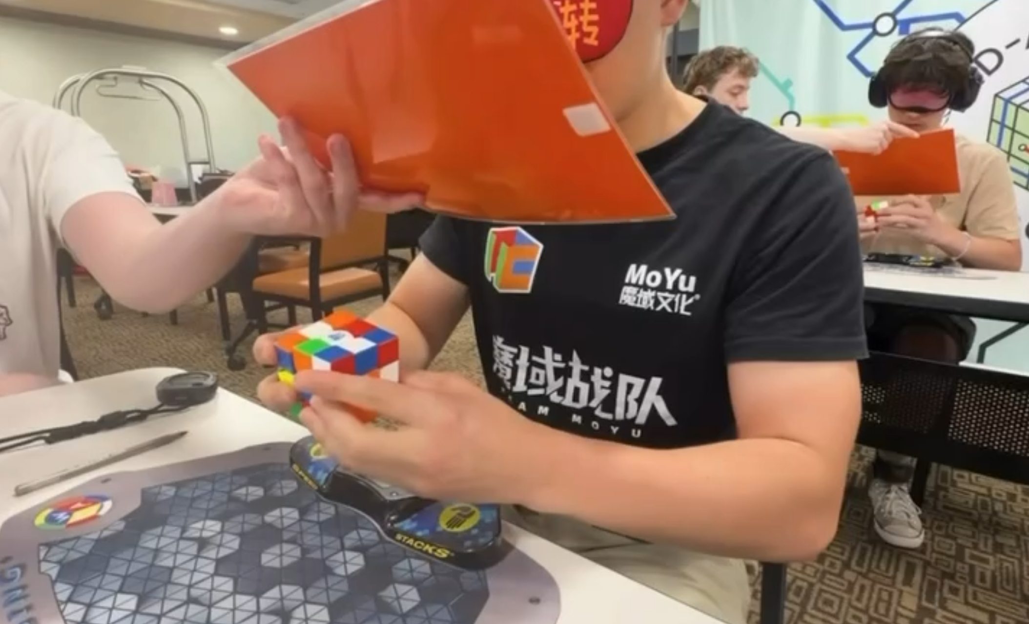Rubik kubikini gözləri bağlı 11,56 saniyəyə yığdı - Dünya rekordunu yenilədi - VİDEO