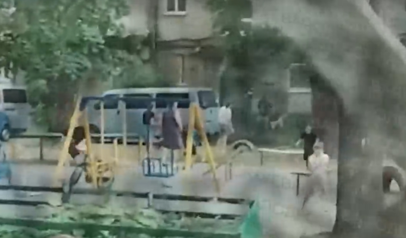 Odessada hərbi komissarlıq əməkdaşlarına atəş açıldı: 4 yaralı var - VİDEO
