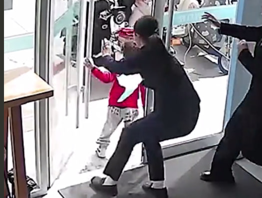 Diş həkimindən qaçan uşağın VİDEOSU sosial şəbəkələrdə viral oldu Diş həkimindən qaçan uşağın VİDEOSU sosial şəbəkələrdə viral oldu