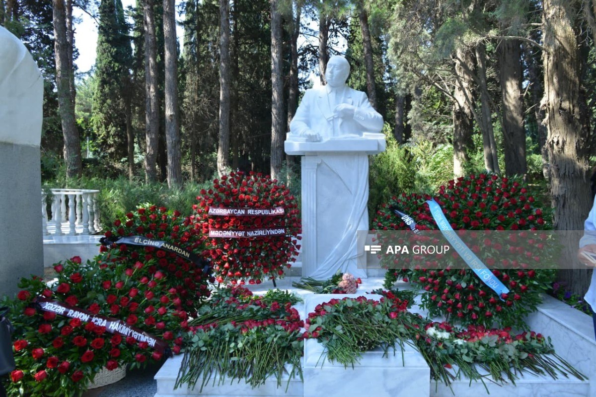 Xalq yazıçısı Elçinin qəbirüstü abidəsinin açılışı oldu