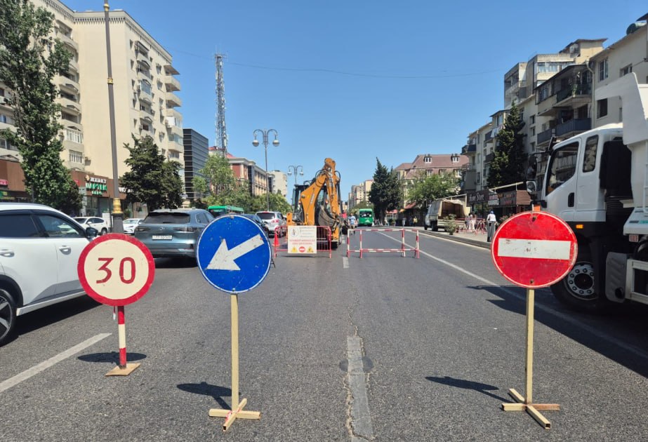 Bakının bu küçəsində magistral istilik xətləri təmir edilir