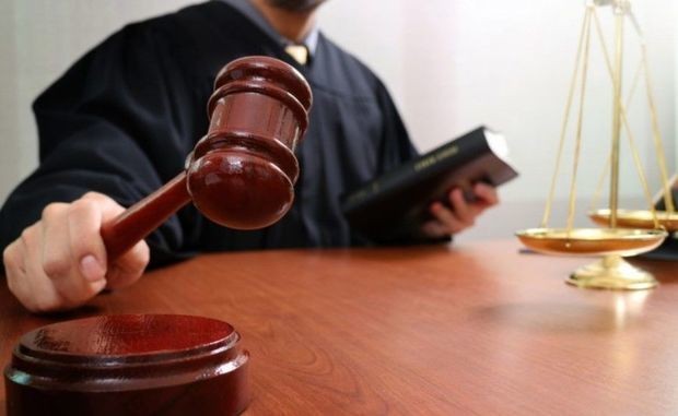 Həyat yoldaşının xəyanət etdiyini öyrəndi, məscidin qarşısında boğazını kəsdi