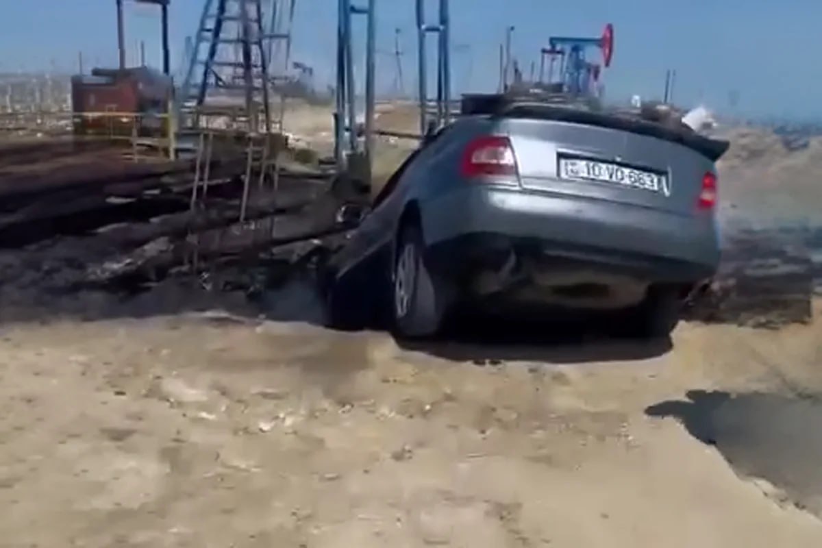 Suraxanıda avtomobil neft quyusuna aşdı - VİDEO