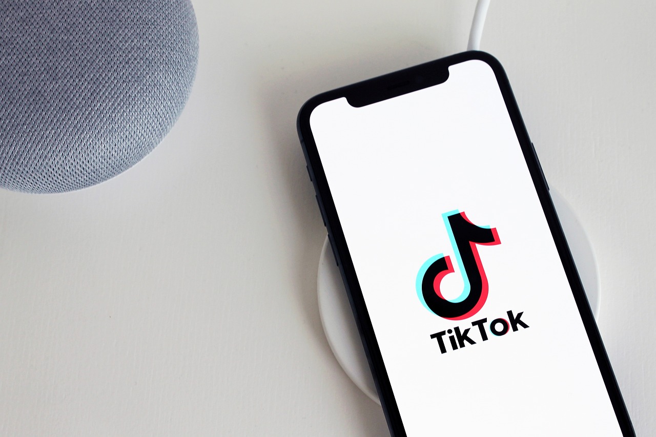 Canlı yayımda qadınları söyən "tiktoker" CƏRİMƏLƏNDİ