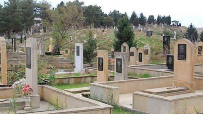 Bakıda qəbiristanlıqda İNSİDENT: Mollanı söydü, həbs olundu