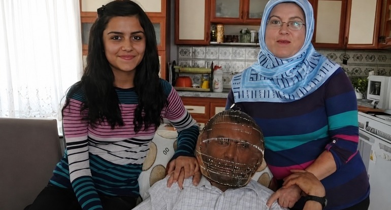 Siqareti tərgitmək üçün başına məftil qəfəs taxdı