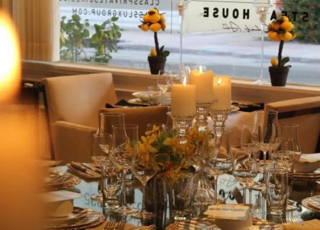 Floridada qeyri-adi restoran: Qonaqlar şam yeməyini tamamilə çılpaq vəziyyətdə yeyirlər Floridada qeyri-adi restoran: Qonaqlar şam yeməyini tamamilə çılpaq vəziyyətdə yeyirlər