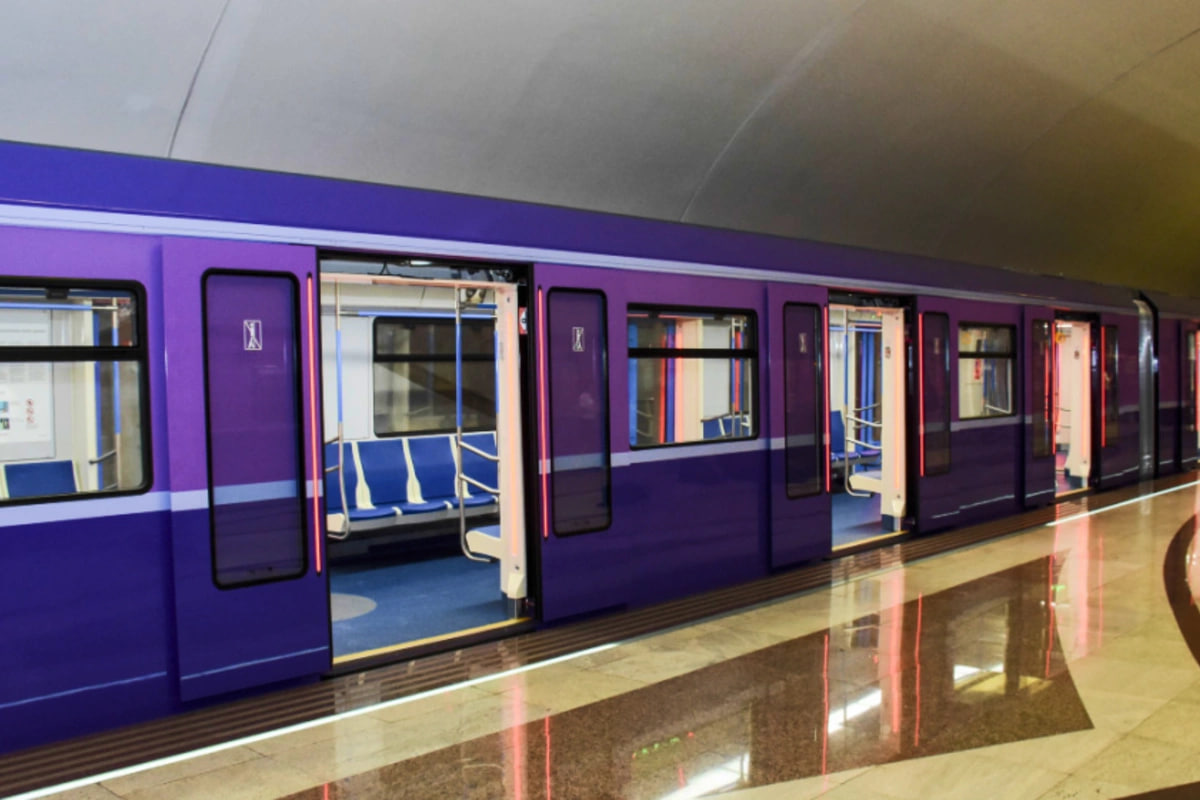 Bakı metrosunda sərnişinlər qatardan DÜŞÜRÜLDÜ - VİDEO