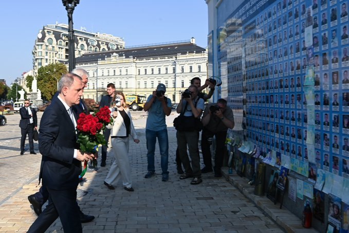 Ceyhun Bayramov Kiyevdə həlak olan ukraynalı müdafiəçilərin xatirəsini yad etdi - FOTO