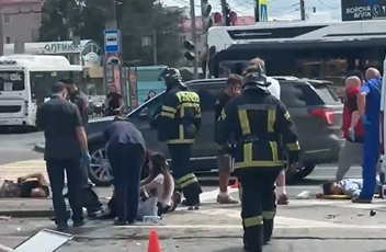 Rusiyada sürücü avtomobili piyadaların üzərinə sürdü: 8 yaralı var – VİDEO Rusiyada sürücü avtomobili piyadaların üzərinə sürdü: 8 yaralı var – VİDEO