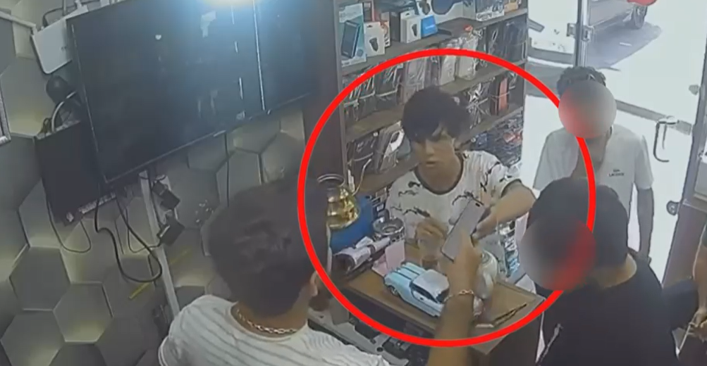 Uşağın əlindən "iPhone 16"sını alıb "20 Yanvar"da satdı - VİDEO