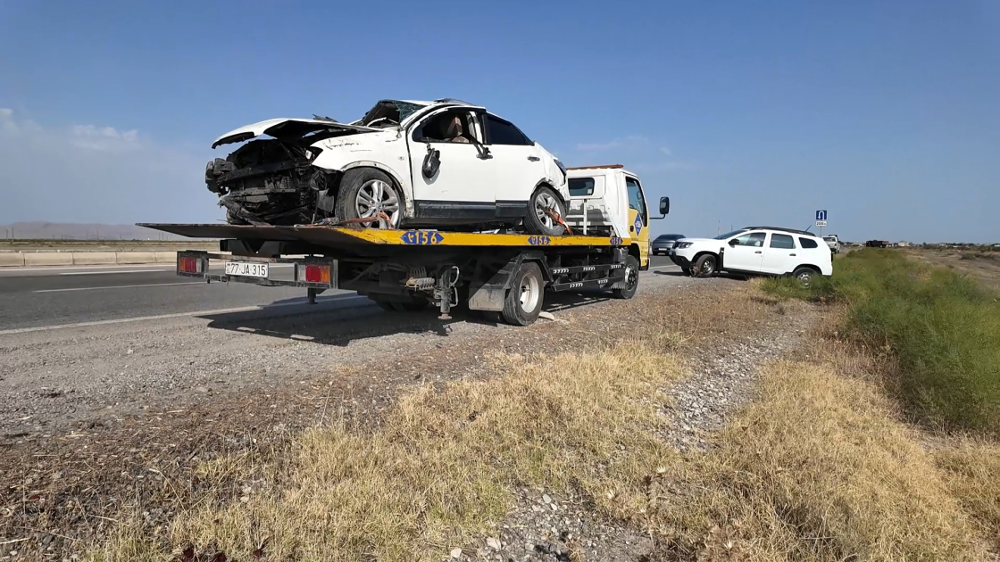 Hacıqabulda "Nissan" beton arakəsməyə çırpıldı &ndash; Ölən var - FOTO