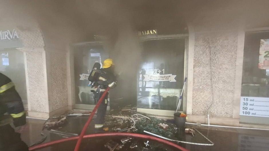 Bakının mərkəzindəki yanğın SÖNDÜRÜLDÜ - 3 obyektə və evə keçibmiş Bakının mərkəzindəki yanğın SÖNDÜRÜLDÜ - 3 obyektə və evə keçibmiş