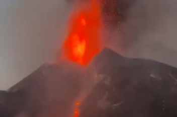 Etna vulkanı yenidən püskürdü - Uçuşlar dayandırıldı &ndash; VİDEO