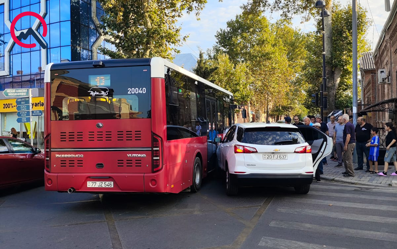 “Baku Bus” Gəncədə qəzaya düşdü – FOTO “Baku Bus” Gəncədə qəzaya düşdü – FOTO