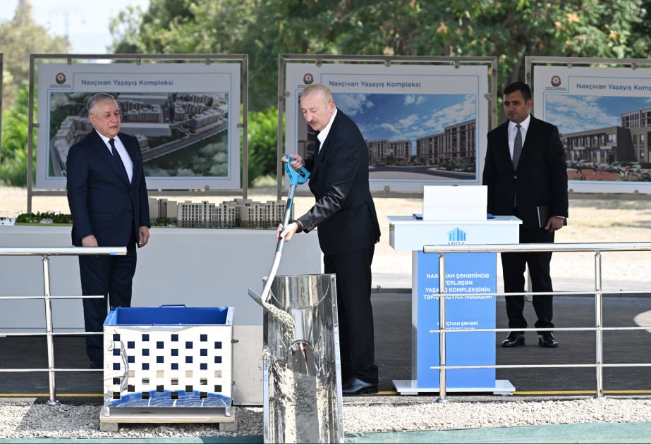 İlham Əliyev Naxçıvan şəhərində sosial evlər kompleksinin təməlini qoydu - FOTO-VİDEO