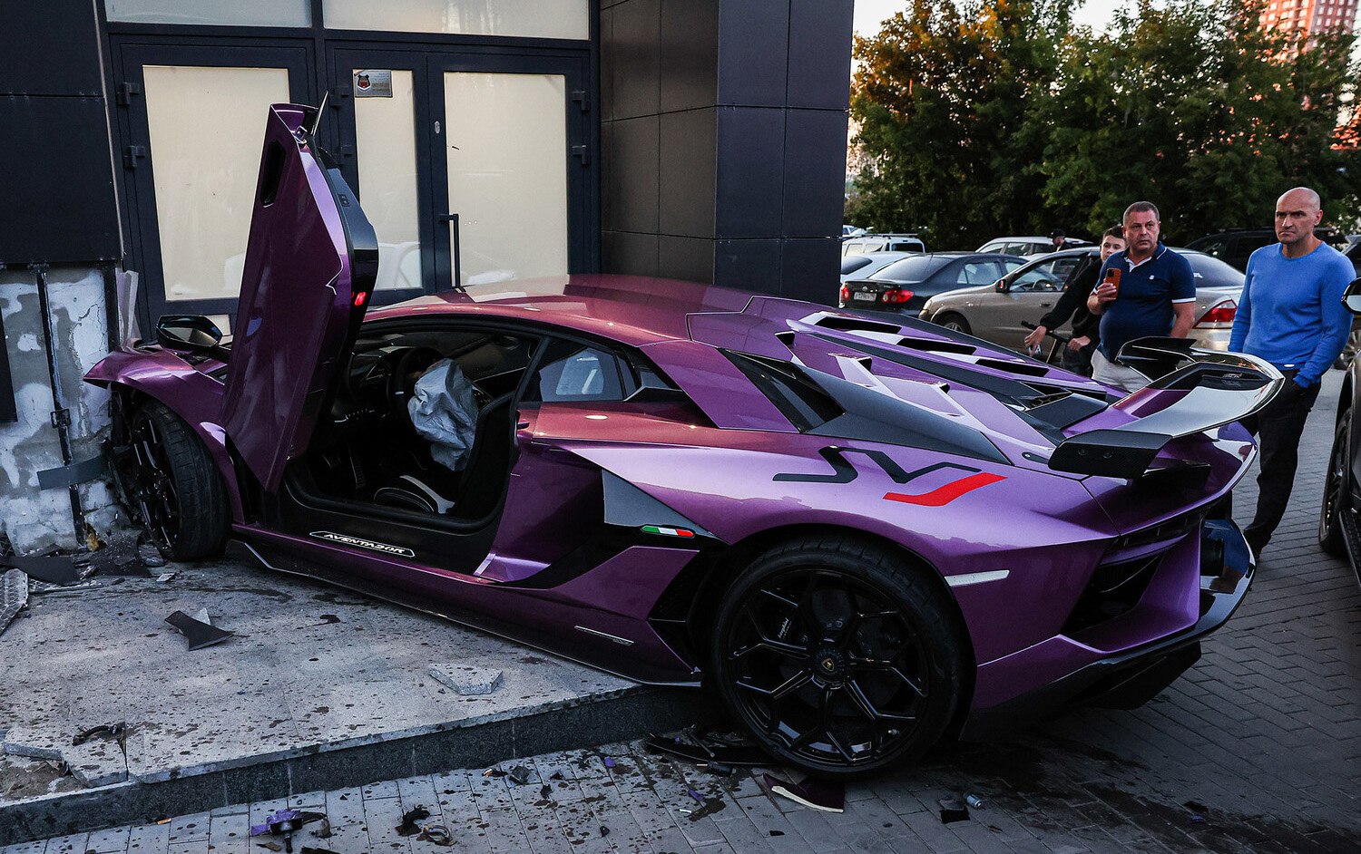 Milyarderin oğlu bənövşəyi “Lamborghini” ilə qəza törətdi- Fotolar Milyarderin oğlu bənövşəyi “Lamborghini” ilə qəza törətdi- Fotolar