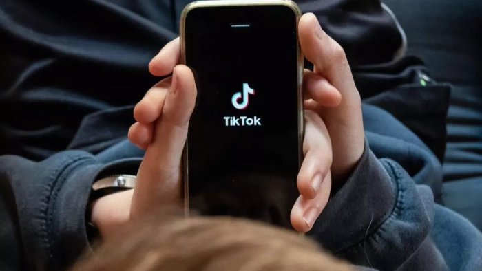 Canlı yayımda söyüş söyən tiktoker SAXLANILDI