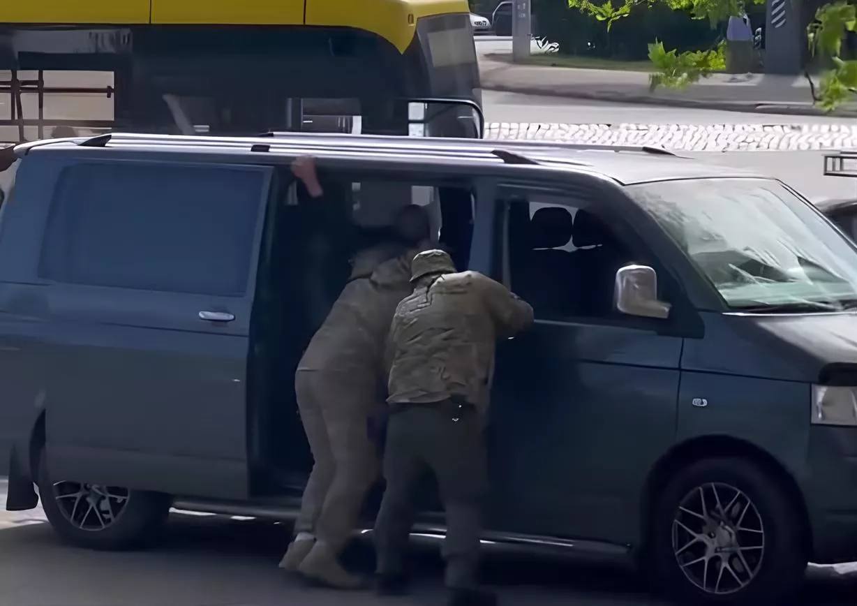 Ukraynada hərbi möhləti olan kişi işə gedərkən saxlanıldı Ukraynada hərbi möhləti olan kişi işə gedərkən saxlanıldı