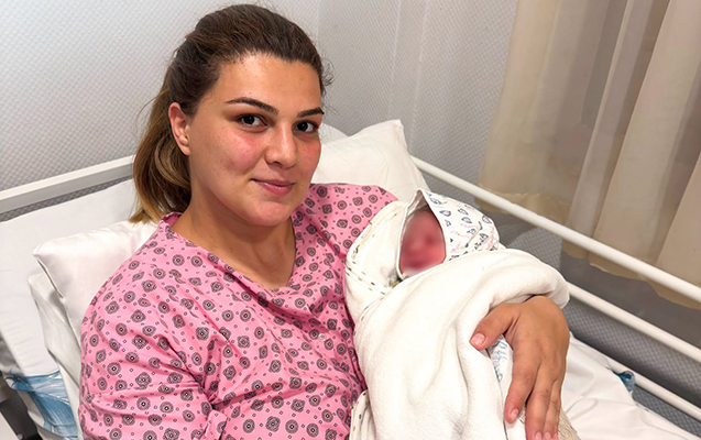 Təcili yardım maşınında uşaq dünyaya gətirdi - Fotolar