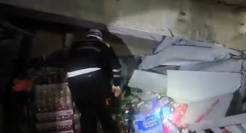 Bakıda mağazanın tavanı uçdu: Qadın dağıntı altında qaldı &ndash;VİDEO