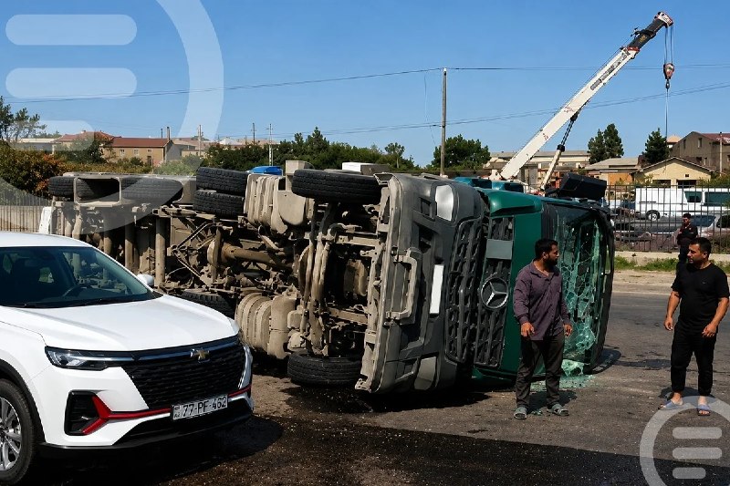 Bakıda TIR aşdı: Dizel yola dağıldı - VİDEO