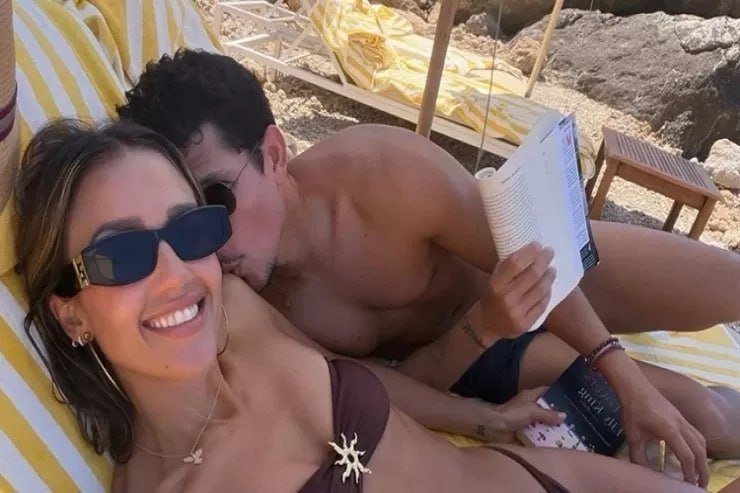 17 illik evliliyini bitirdi, sevgini özündən 10 yaş kiçik aktyorda tapdı
