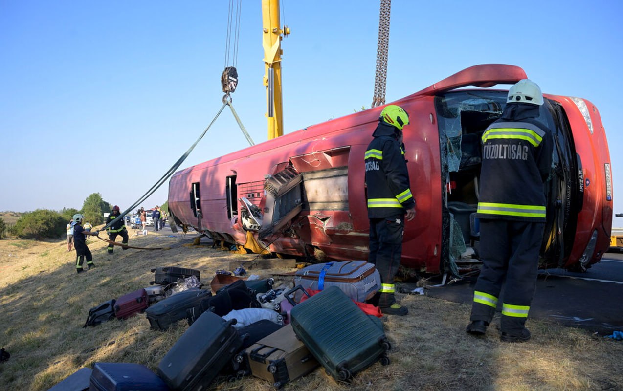 Macarıstanda Polşa avtobusu qəzaya uğradı: 12 ölü, 10 yarlı var - FOTO