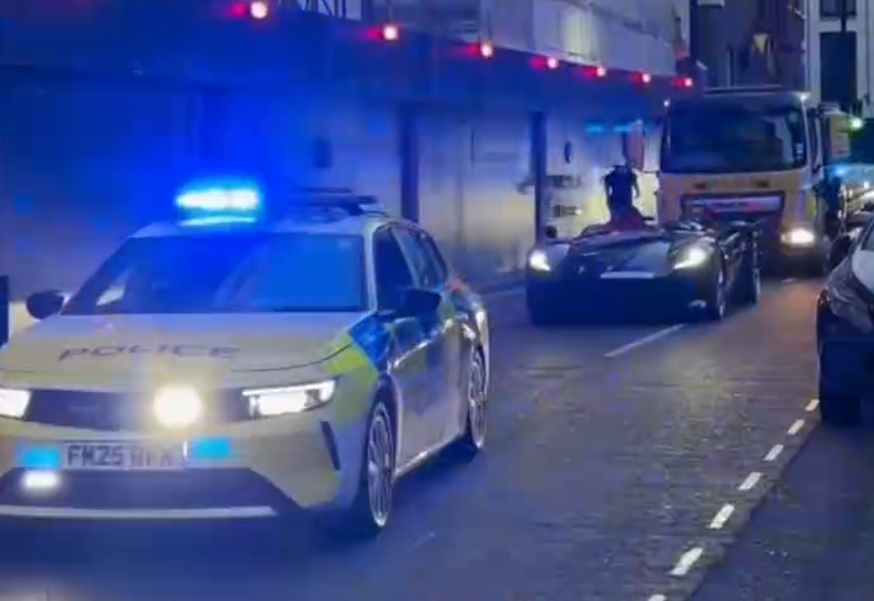 Britaniyada polis müsadirə edilmiş Ferrari ilə gəzib - VİDEO