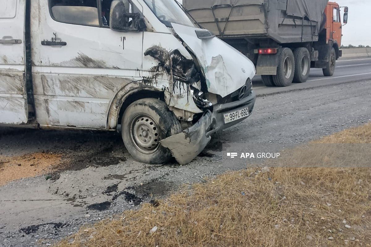 Ucarda yük maşını aşdı - Avtomobildə olan pomidor və xiyar yola dağıldı - FOTO
