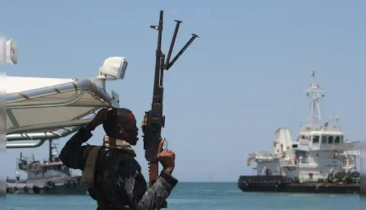 Somalidə silahlı şəxslər yük gəmisini ələ keçirdi