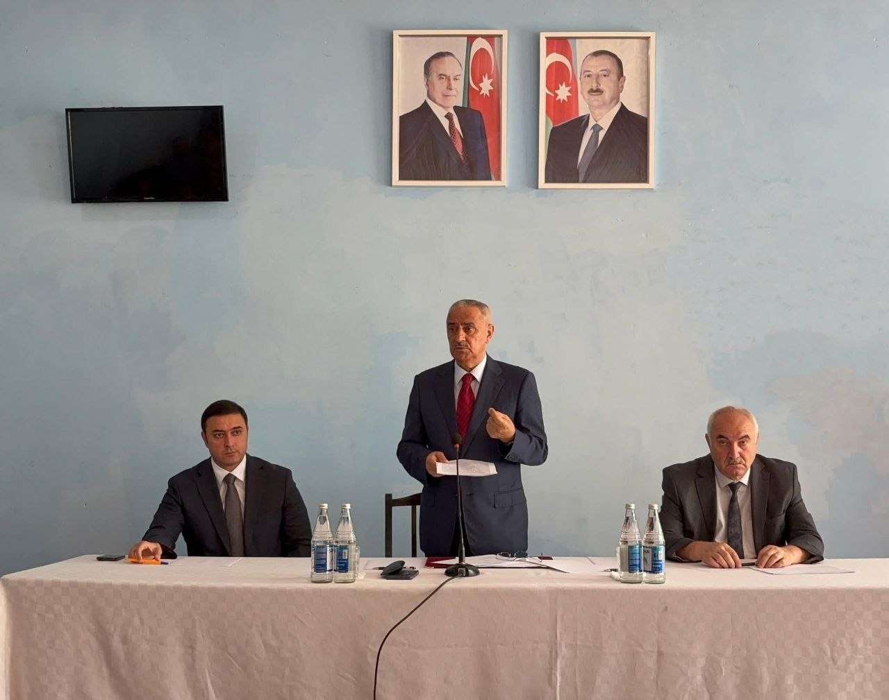 Balaqusar sakinləri icra başçısından yolun asfaltlanmasını istədi - FOTO
