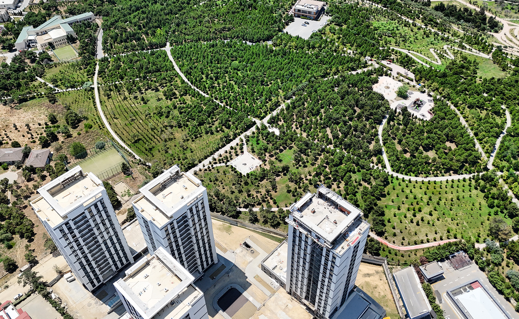 Gənclik parkının yanında hazır binada mənzillər - Hansı təkliflər var?