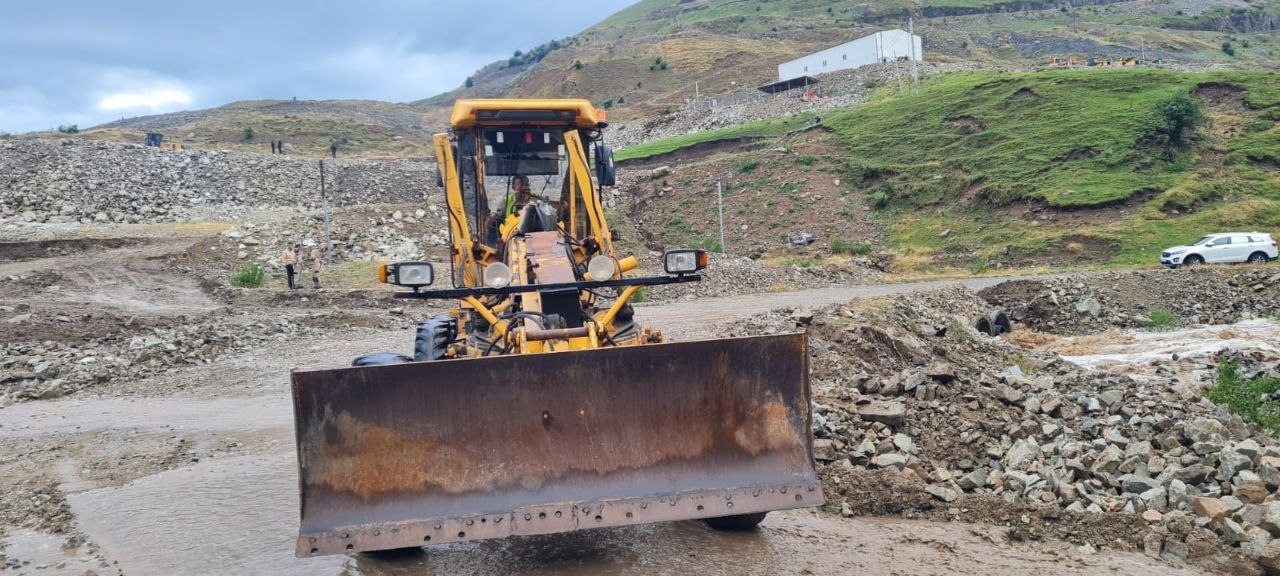 Güclü leysan Daşkəsəndə yolu bağladı, kəndlə əlaqə kəsildi - FOTO