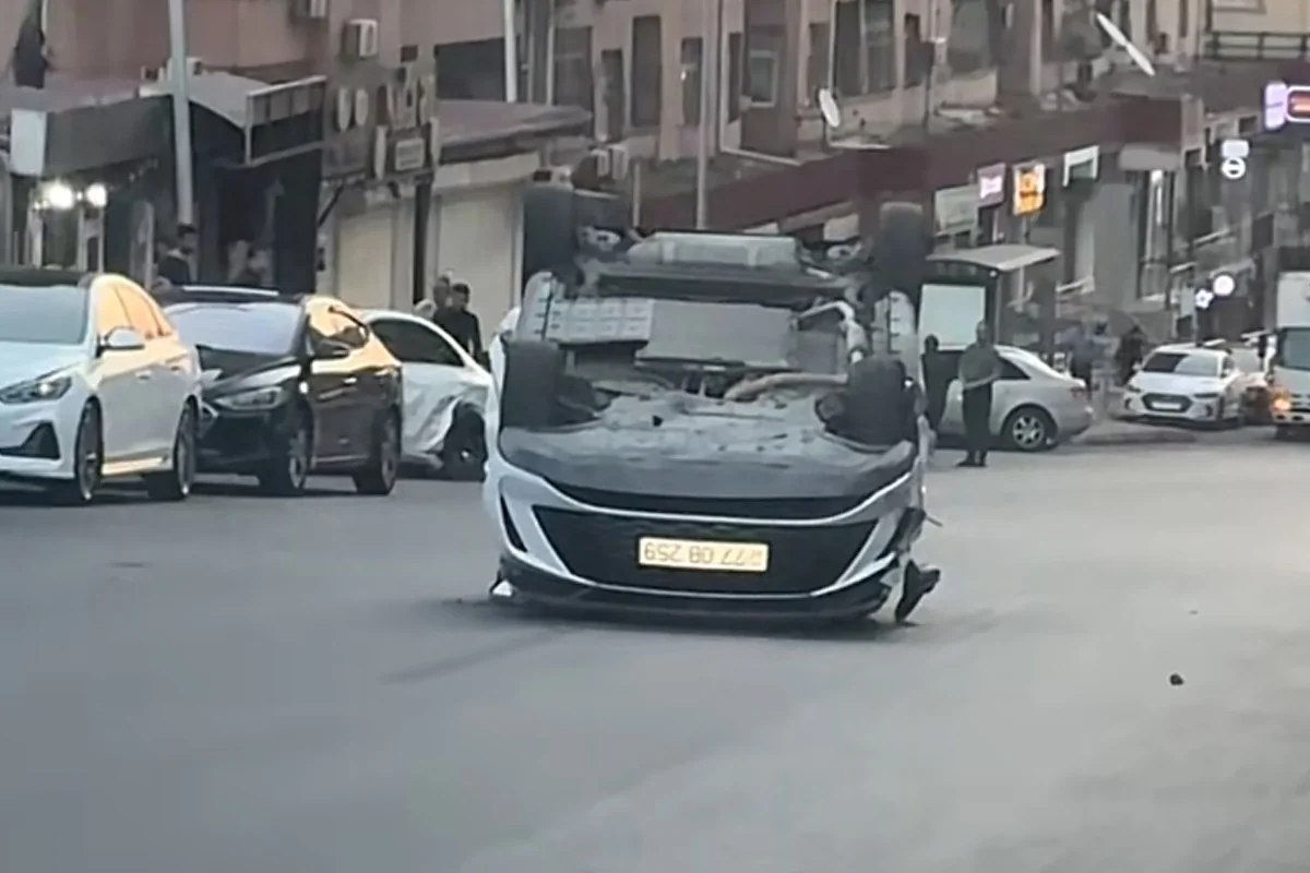 Bakıda sürücü idarəetməni itirdi: Avtomobil aşaraq tərsinə çevrildi - VİDEO