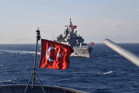 Qara dənizdə gərginlik: Türkiyə gəmisi dronla vuruldu